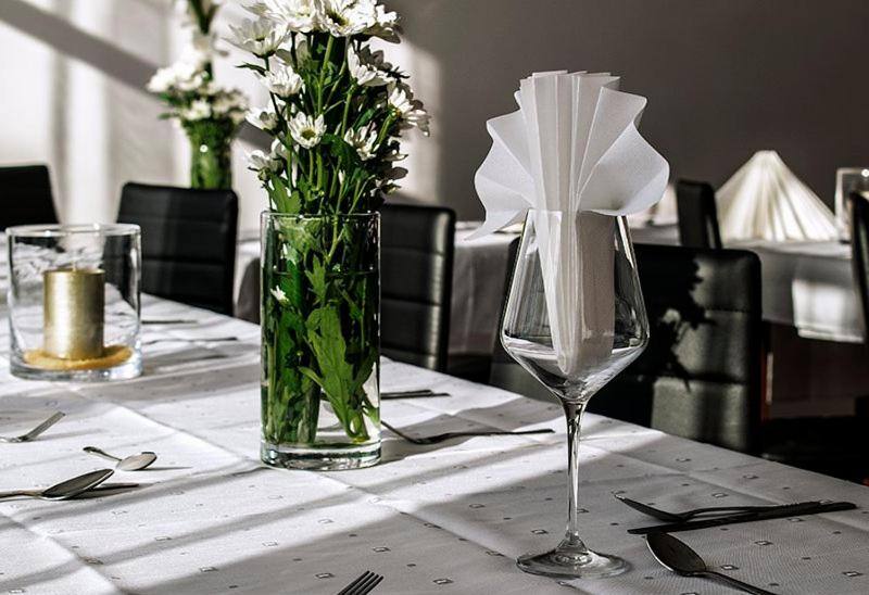 Nakryty stół w restauracji Hotelu Hensch