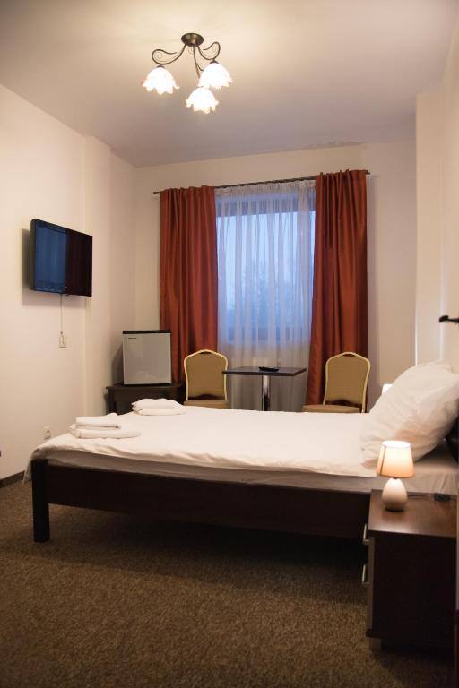 Double room w Hotelu Hensch z łóżkiem podwójnym