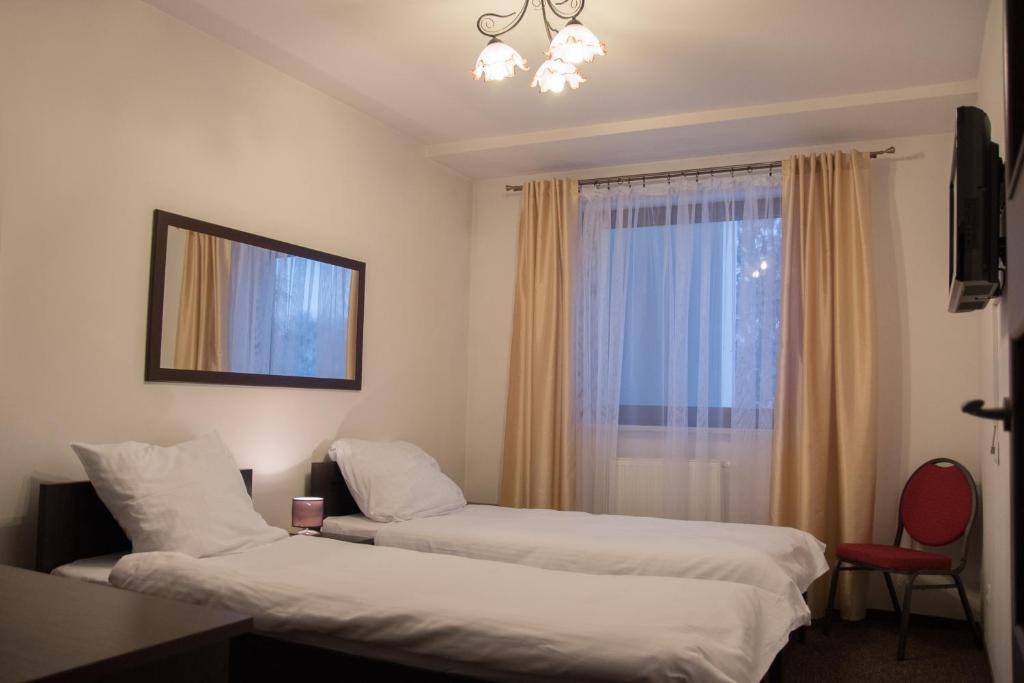 Twin room w Hotelu Hensch z dwoma łóżkami